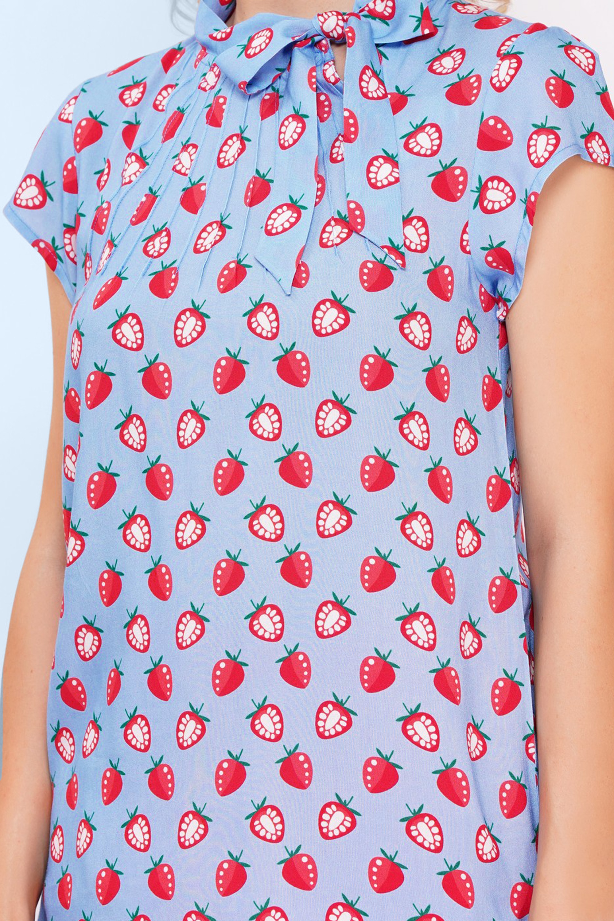 Circus - Anna Strawberry blouse in lichtblauw 2