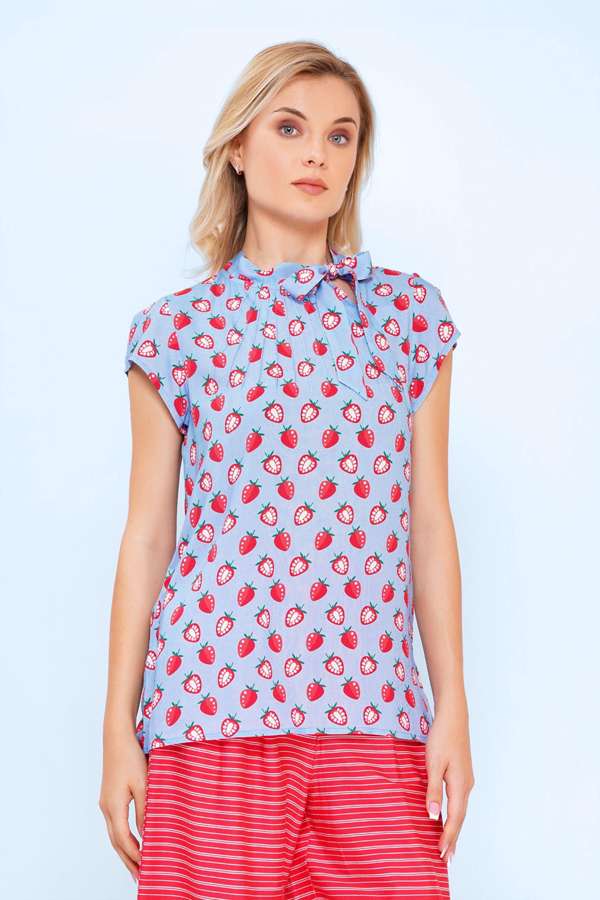 Circus - Anna Strawberry blouse in lichtblauw