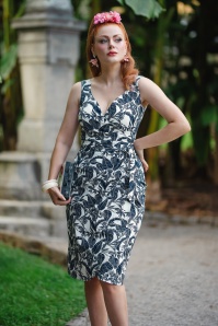 Glamour Bunny - Topvintage exclusive ~ Natalia Tropical pencil jurk in wit en navy 3