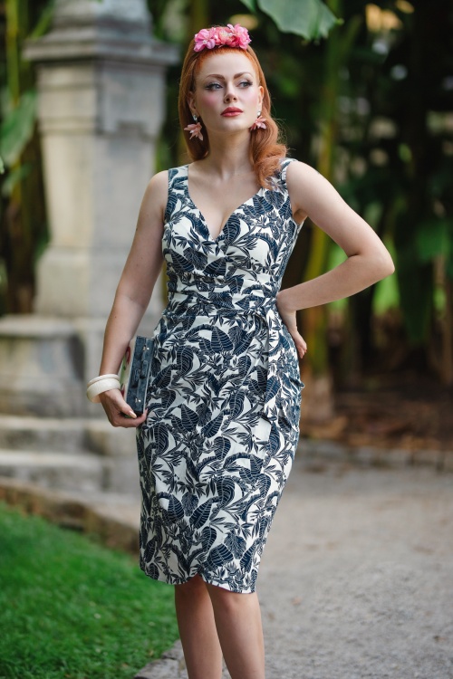Glamour Bunny - Topvintage exclusive ~ Natalia Tropical pencil jurk in wit en navy 3