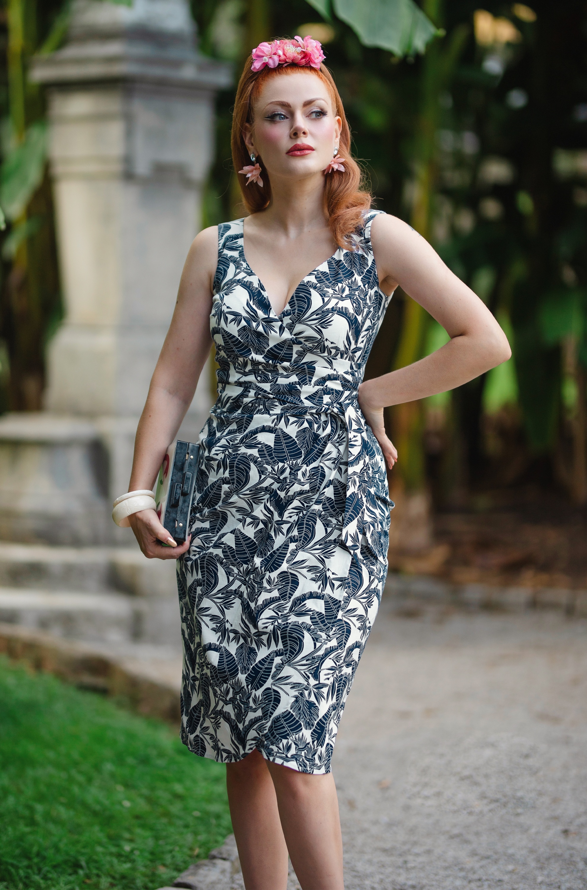 Glamour Bunny - Topvintage exclusive ~ Natalia Tropical pencil jurk in wit en navy 3