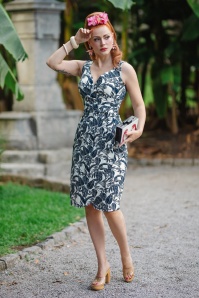 Glamour Bunny - Topvintage exclusive ~ Natalia Tropical pencil jurk in wit en navy