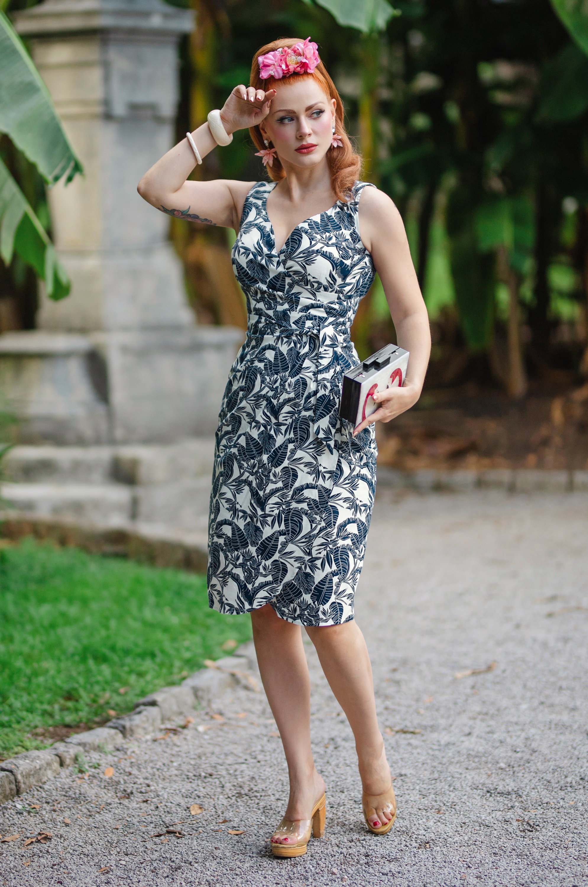 Glamour Bunny - Topvintage exclusive ~ Natalia Tropical pencil jurk in wit en navy