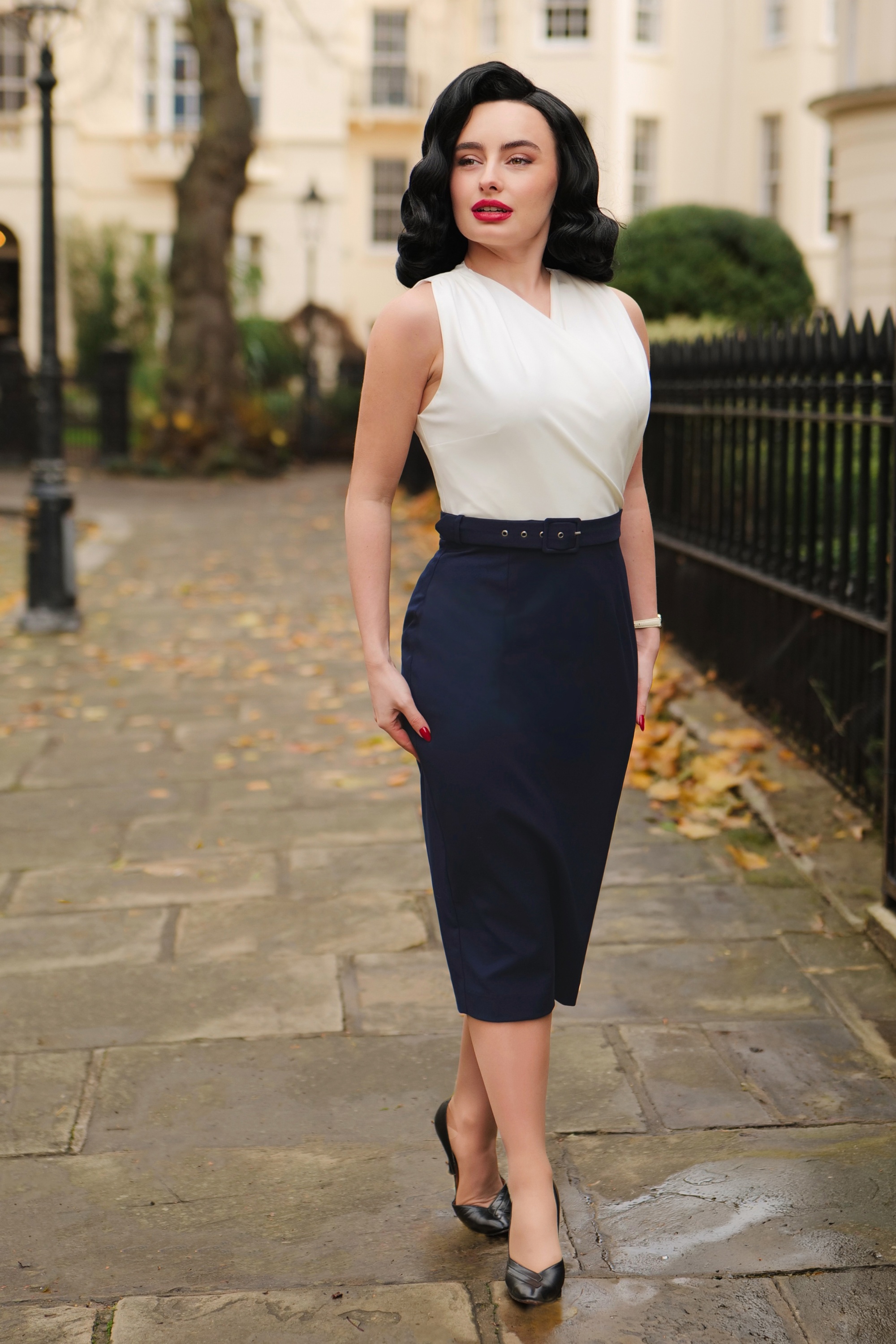 Glamour Bunny Business Babe - Topvintage exclusive ~ Nadine pencil jurk in wit en marineblauw