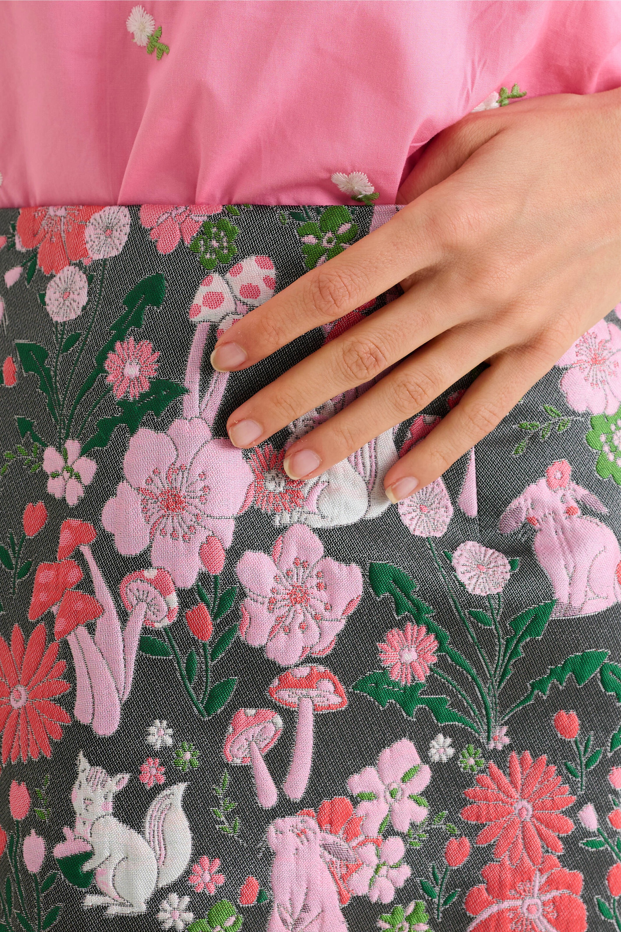 Louche - Aubin Fairytale Jacquard mini rok in grijs en roze 2