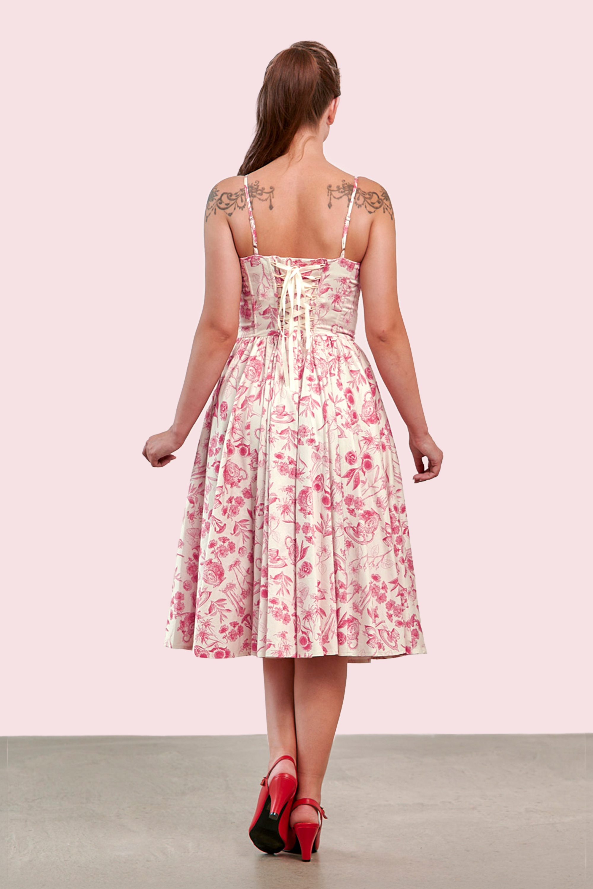 Banned Retro - Jeanie Tea Garden swing jurk in crème en rood 3