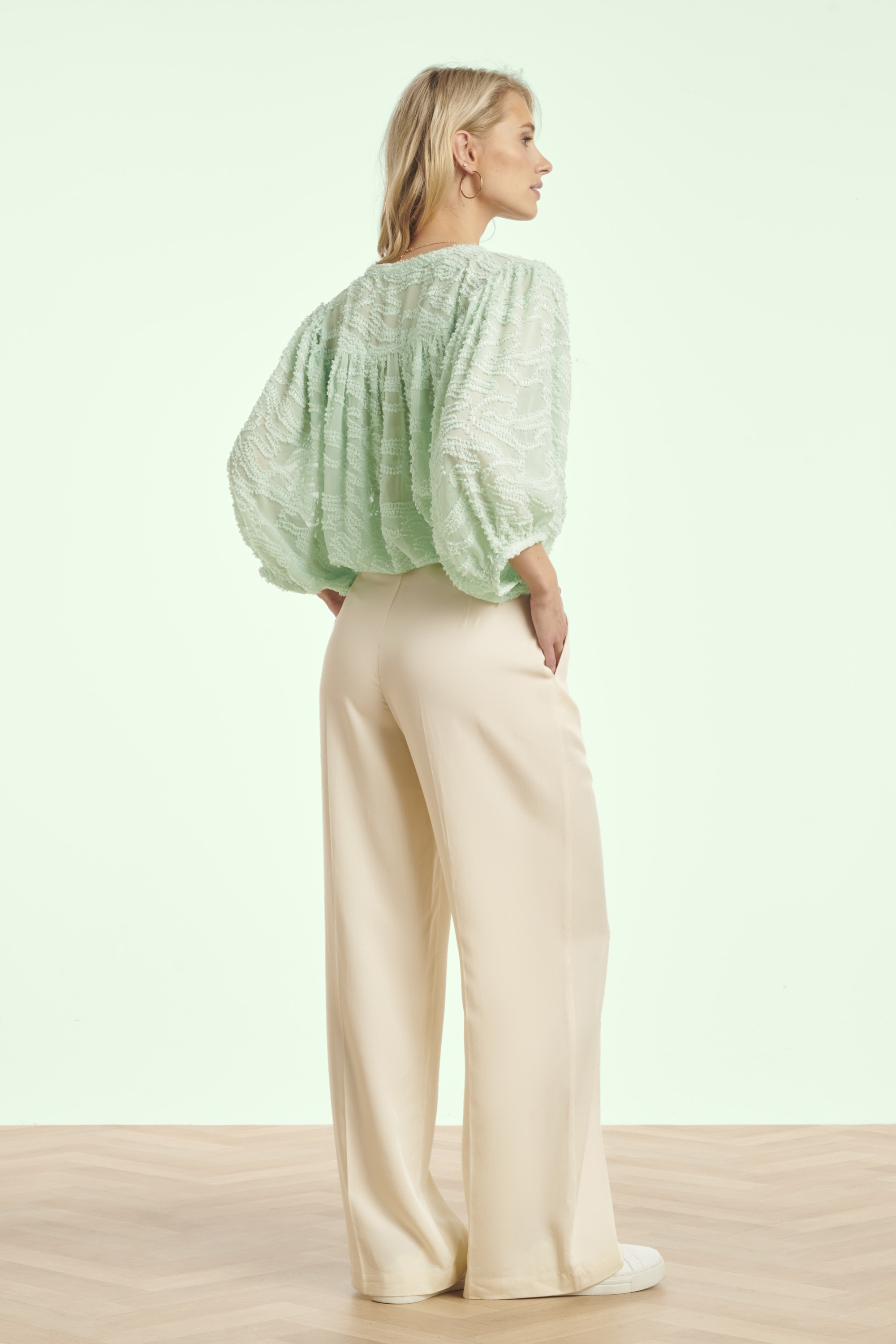 Smashed Lemon - Airy Elegance blouse in zachtgroen 3