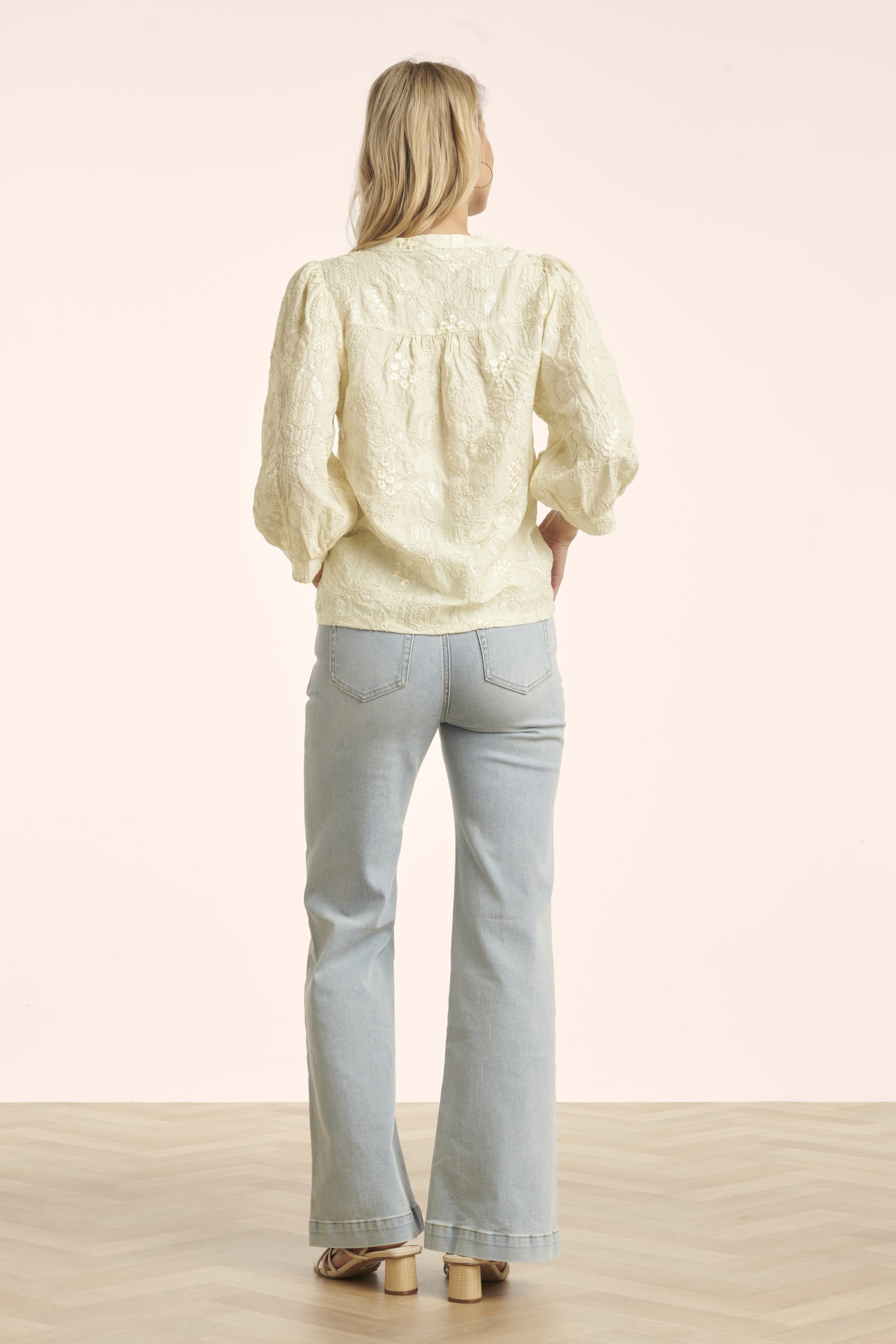 Smashed Lemon - Sequin Bloom geborduurde blouse in crème  3
