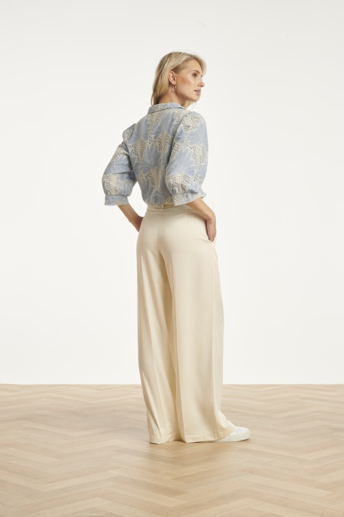 Smashed Lemon - Lina broderie anglaise blouse in lichtblauw en gebroken wit 2