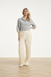 Smashed Lemon - Lina broderie anglaise blouse in lichtblauw en gebroken wit