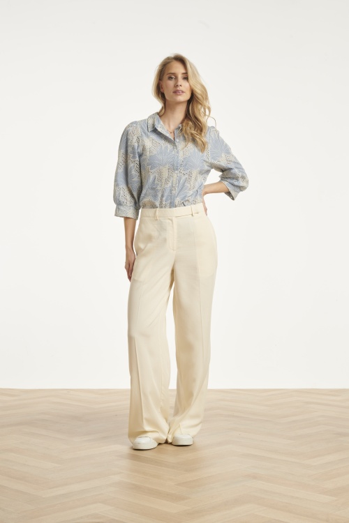 Smashed Lemon - Lina broderie anglaise blouse in lichtblauw en gebroken wit