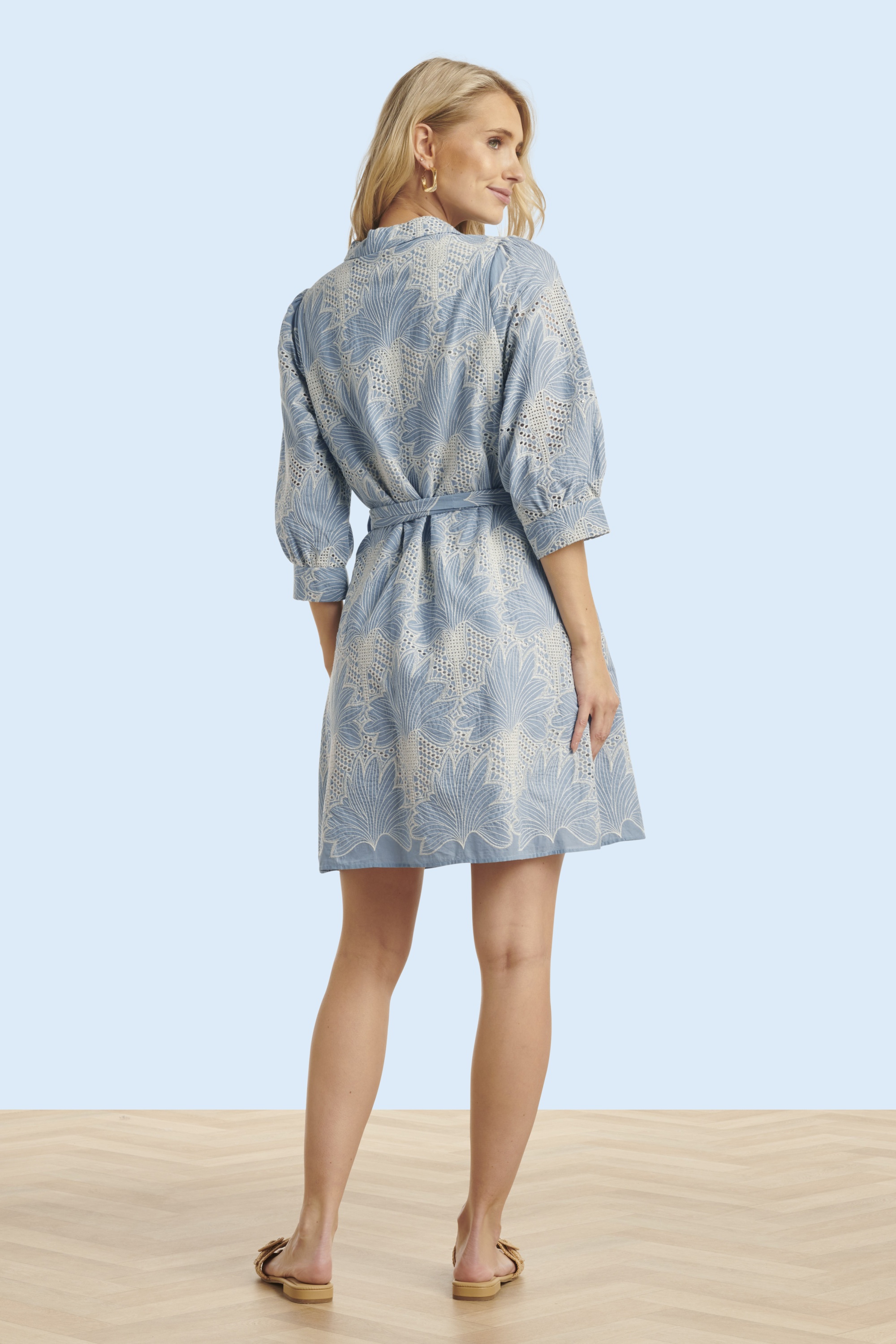 Smashed Lemon - Lina broderie anglaise jurk in lichtblauw en gebroken wit 3