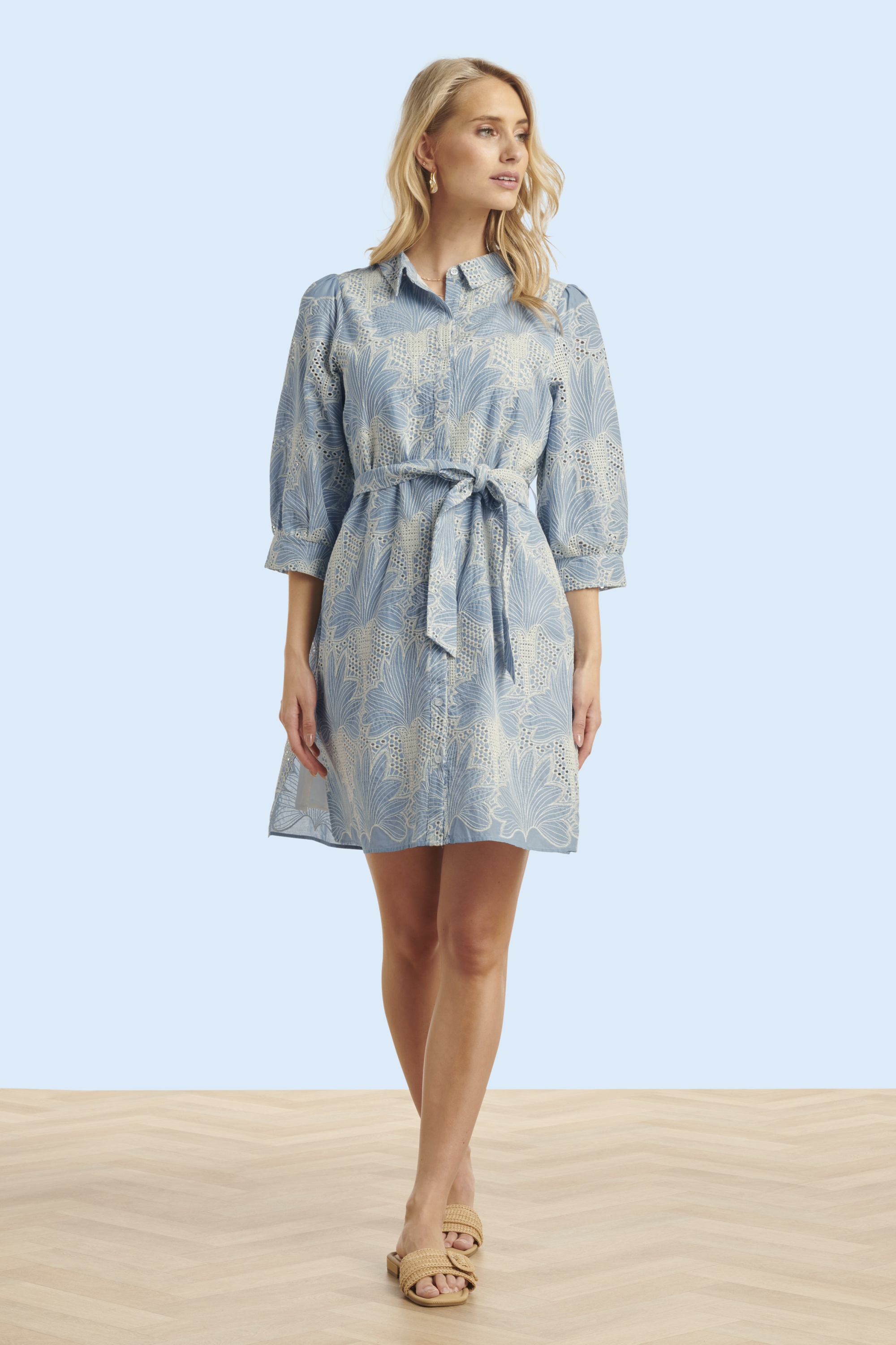 Smashed Lemon - Lina broderie anglaise jurk in lichtblauw en gebroken wit