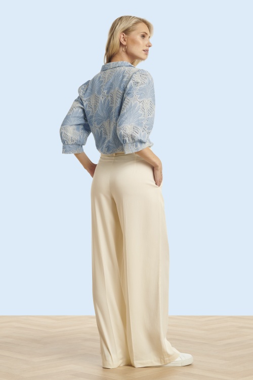Smashed Lemon - Lina broderie anglaise blouse in lichtblauw en gebroken wit 3