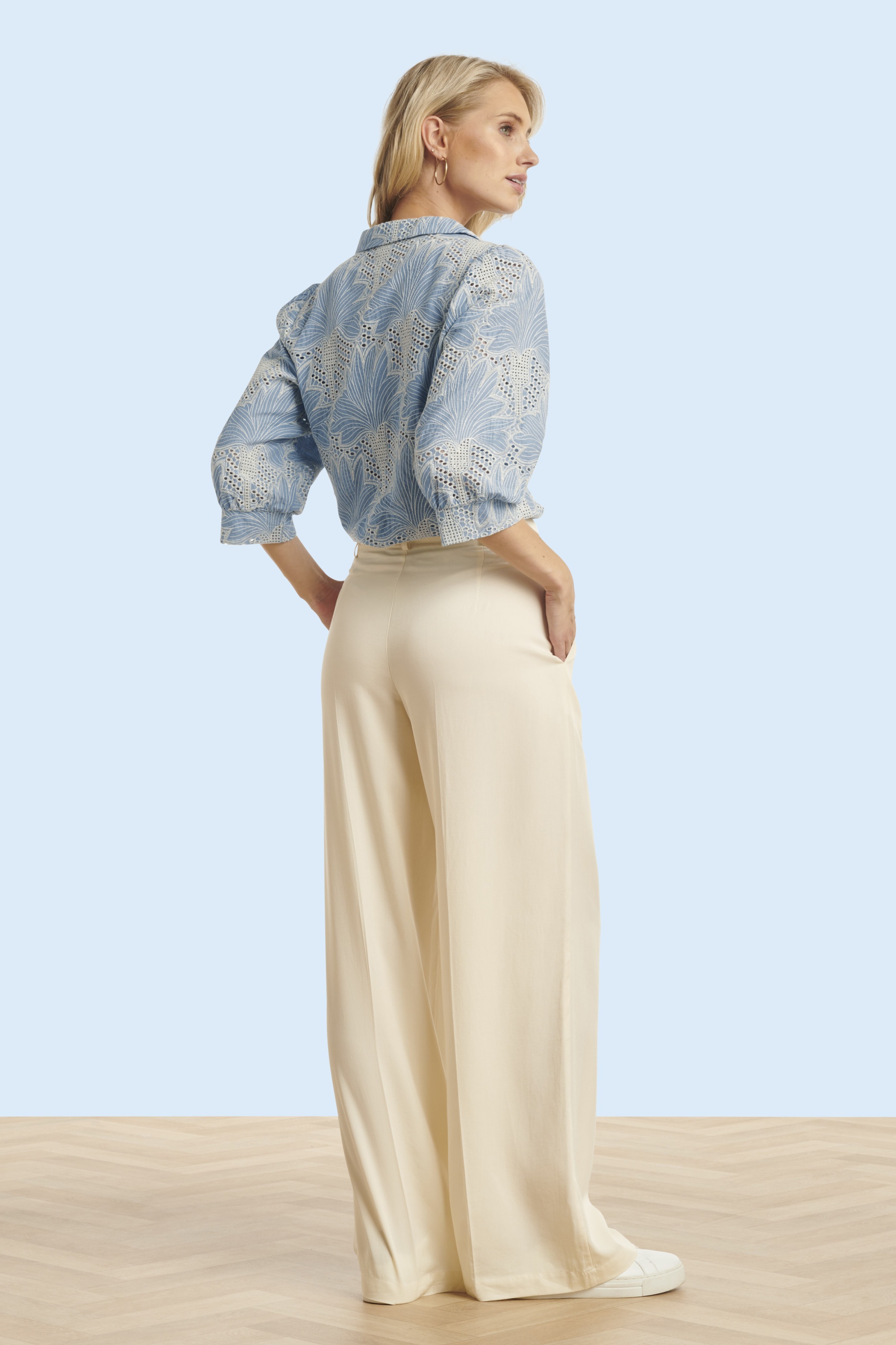 Smashed Lemon - Lina broderie anglaise blouse in lichtblauw en gebroken wit 3