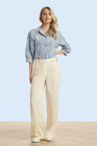 Smashed Lemon - Lina broderie anglaise blouse in lichtblauw en gebroken wit 2