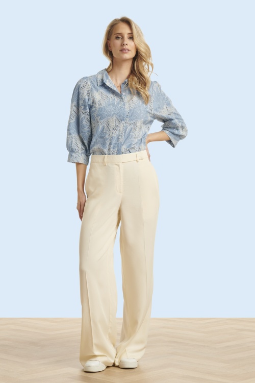 Smashed Lemon - Lina broderie anglaise blouse in lichtblauw en gebroken wit 2