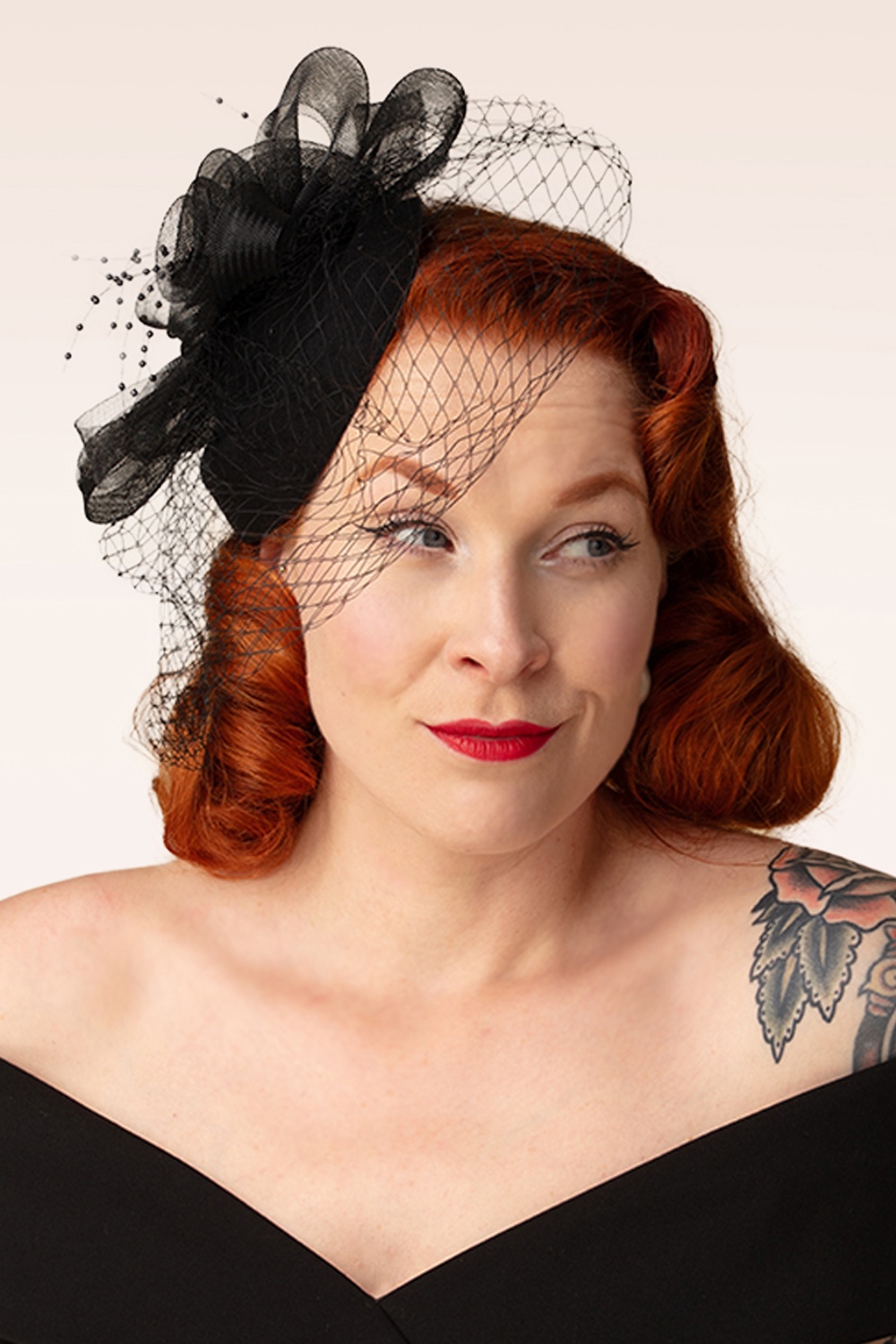Banned Retro - Royal Bloom fascinator in zwart 2