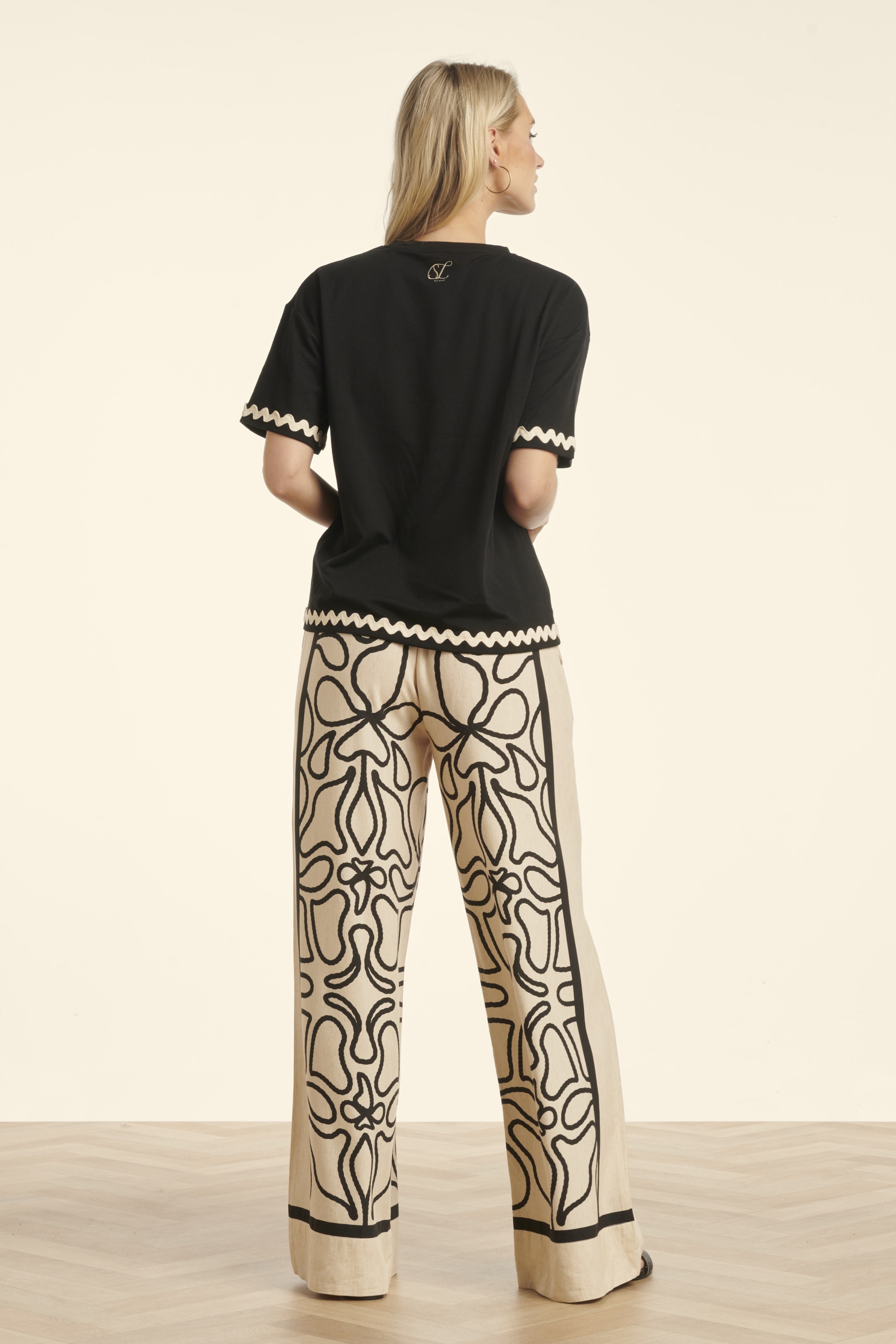 Smashed Lemon - Avery Graphic pantalon met wijde pijpen in zand en zwart 4