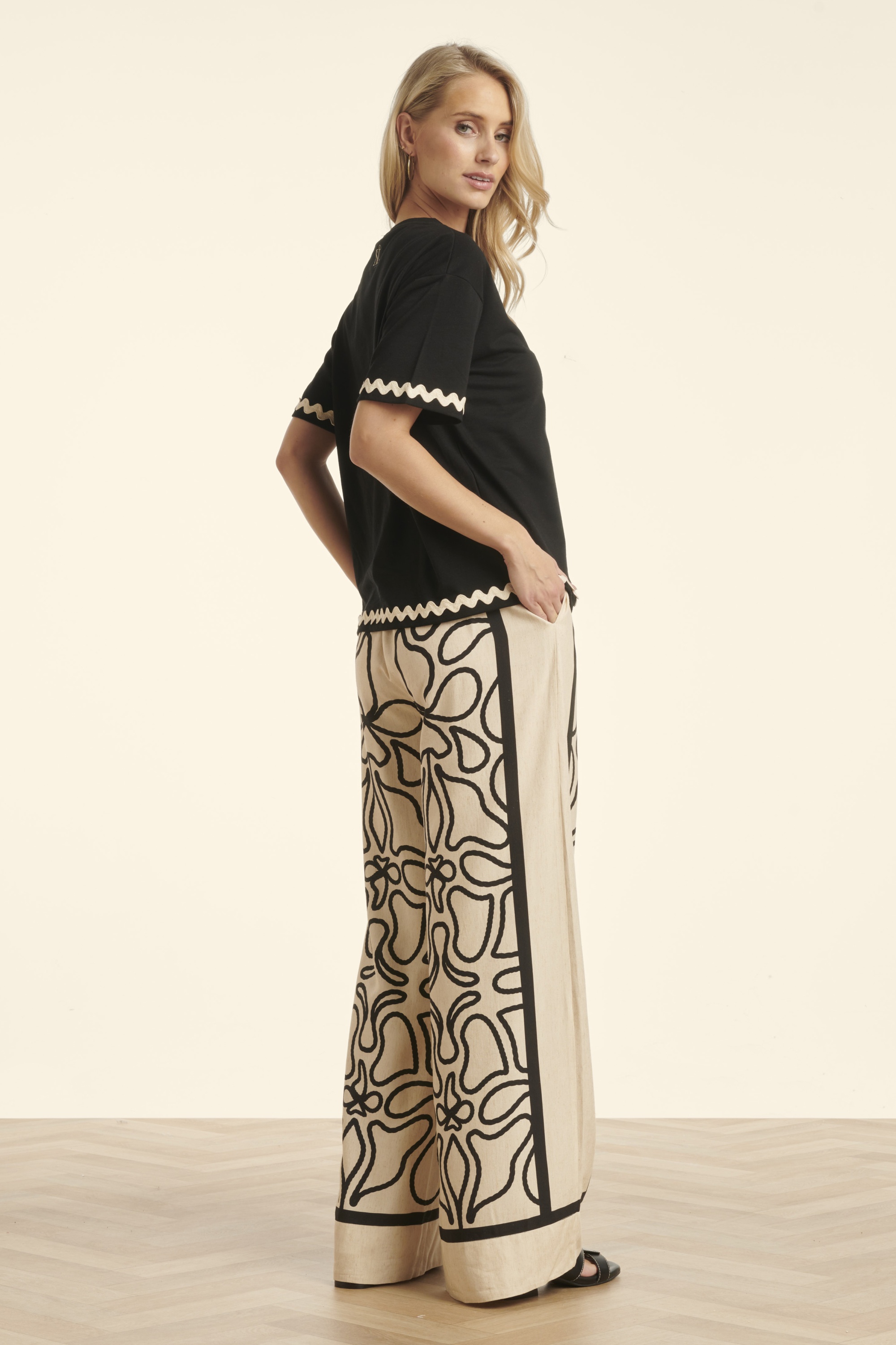 Smashed Lemon - Avery Graphic pantalon met wijde pijpen in zand en zwart 3