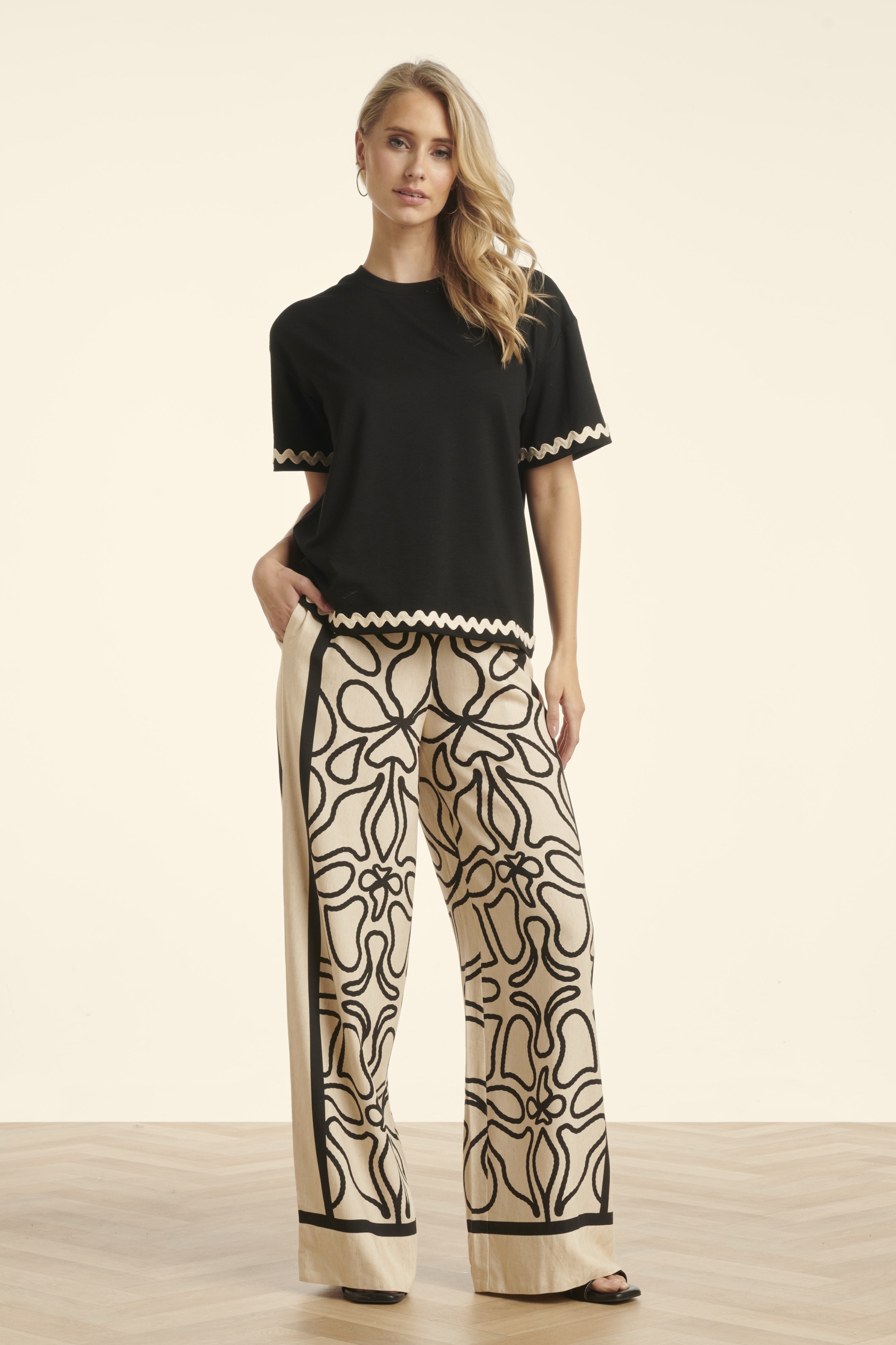 Smashed Lemon - Avery Graphic pantalon met wijde pijpen in zand en zwart 2