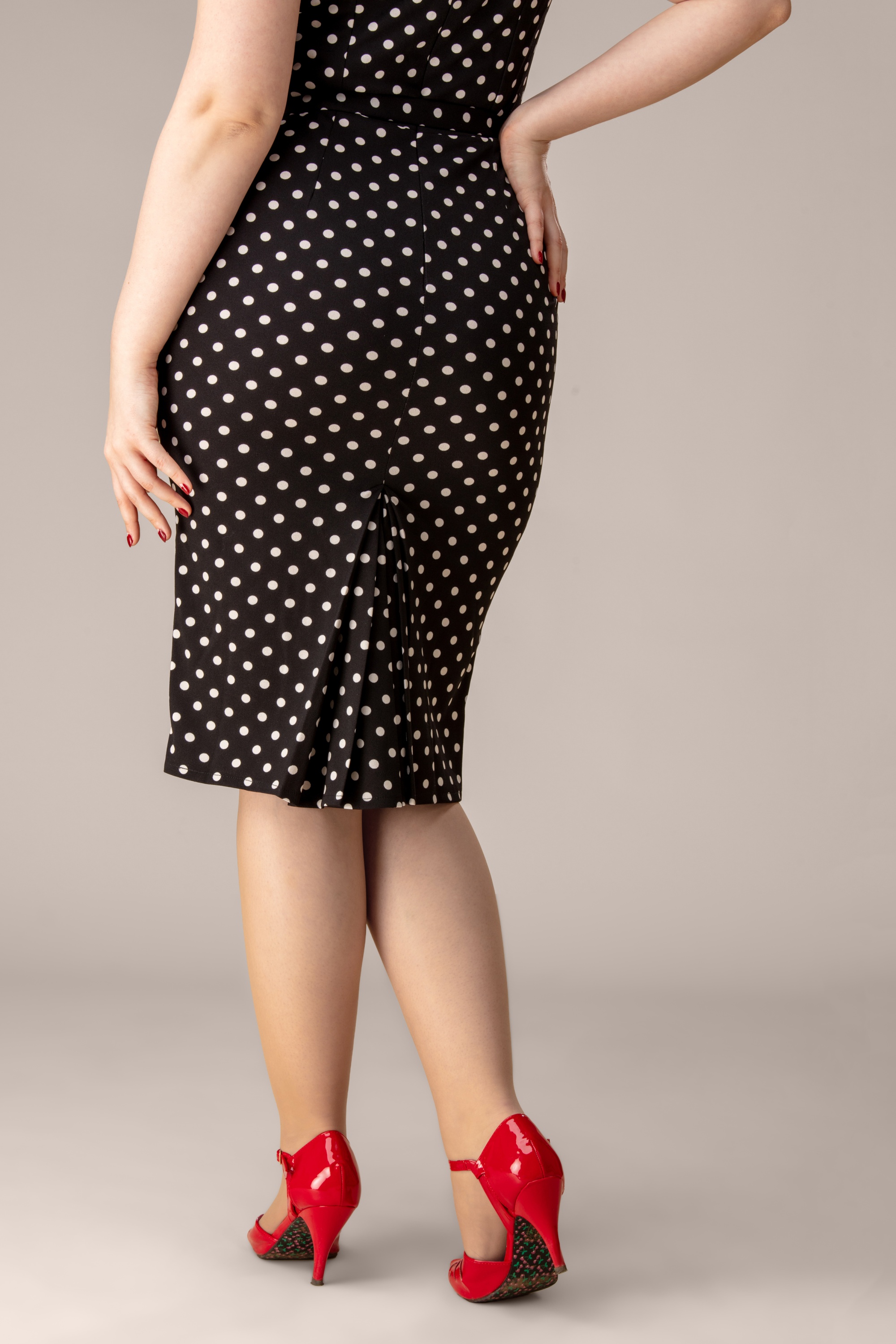 Rock-a-Booty - Topvintage exclusive ~ Fleur polkadot pencil jurk in zwart en wit 5
