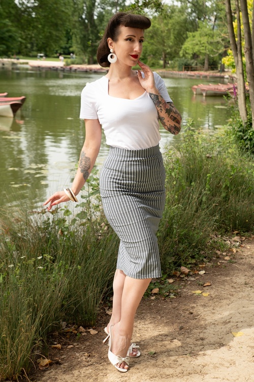 Vintage Chic for Topvintage - Exclusivité Topvintage ~ Jupe crayon rayée Loreen en bengaline bleu jean et blanc