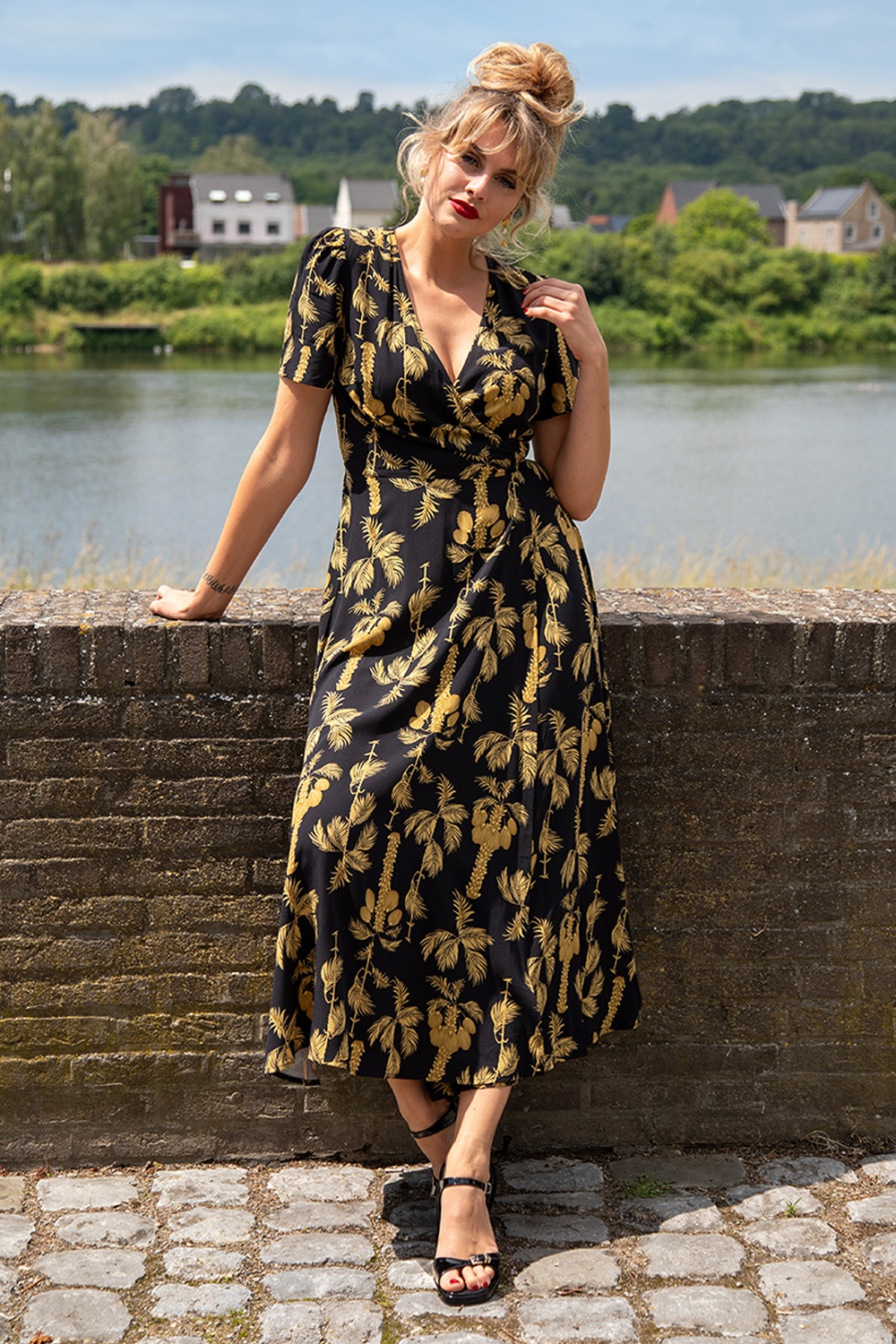 Banned Retro - Carol Golden Hour Midi-Wickelkleid in Schwarz