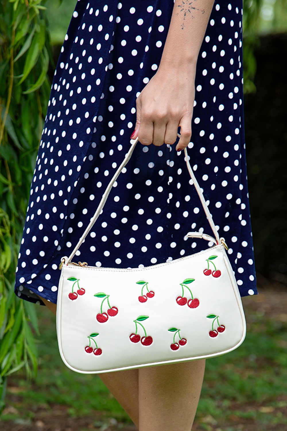 Banned Retro - Wild Cherry handtas in gebroken wit