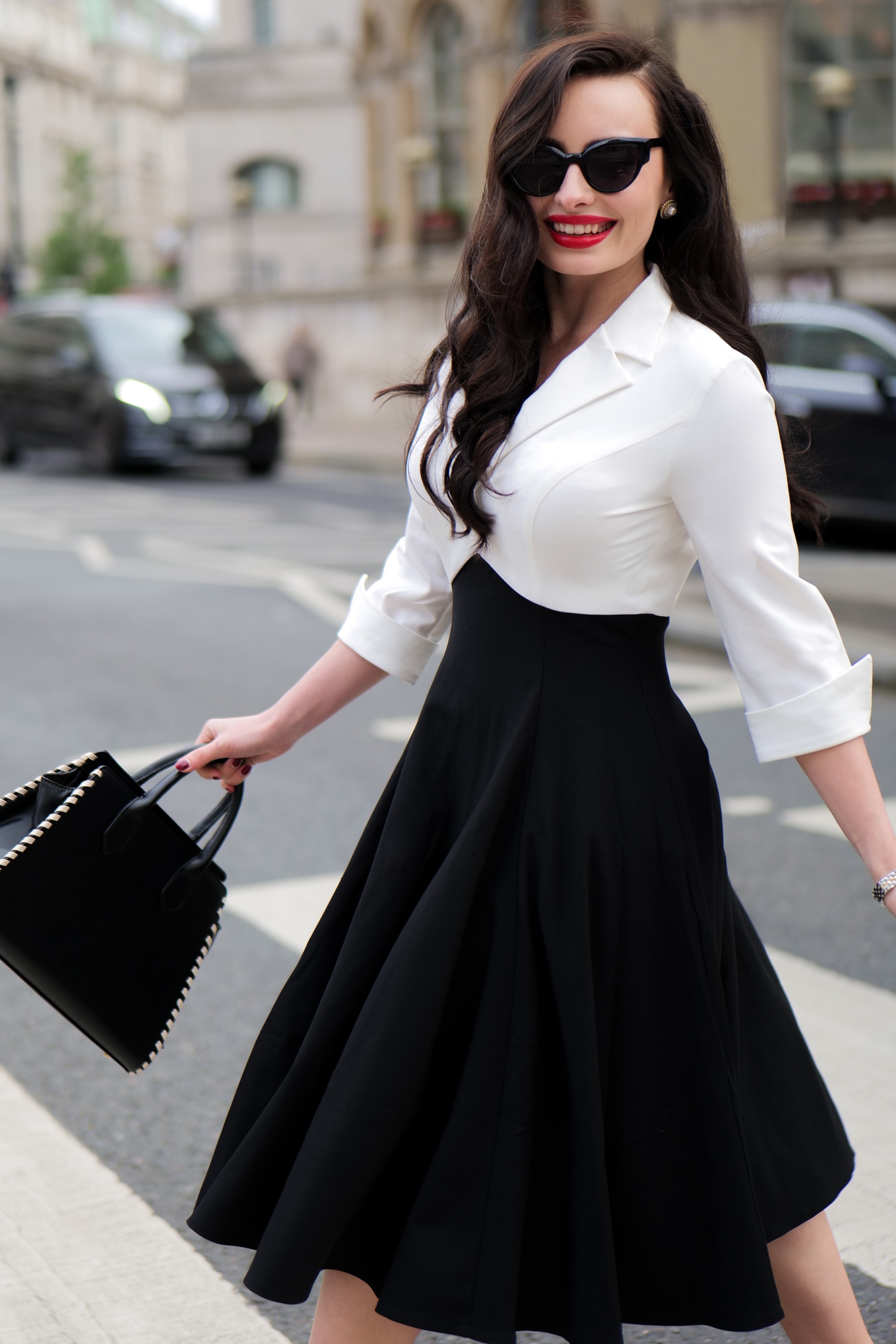 Glamour Bunny Business Babe - Exklusiv bei Topvintage ~ Dianne zweifarbiges Swingkleid in Schwarz und Weiß 2