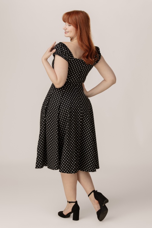 Hearts & Roses - Topvintage Exclusive - Carmen Polkadot Swing Dress in Black and White 3