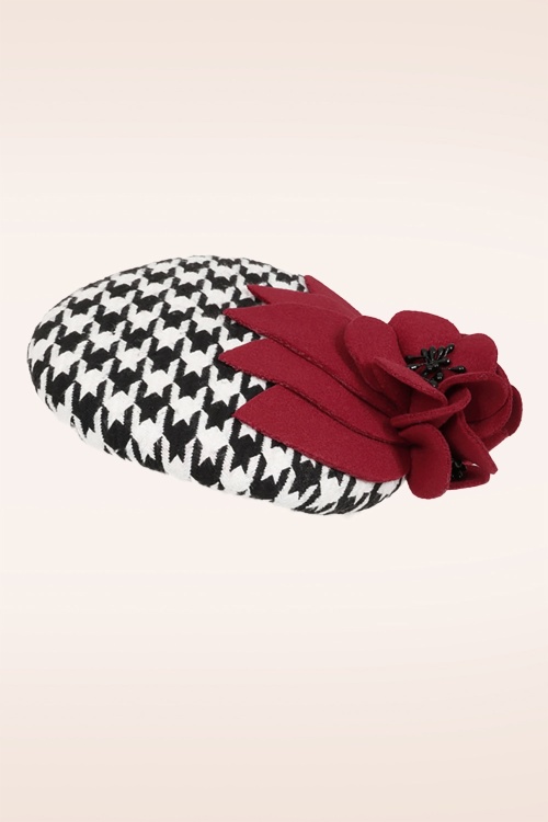 Banned Retro - Houndstooth Rose fascinator in rood en zwart