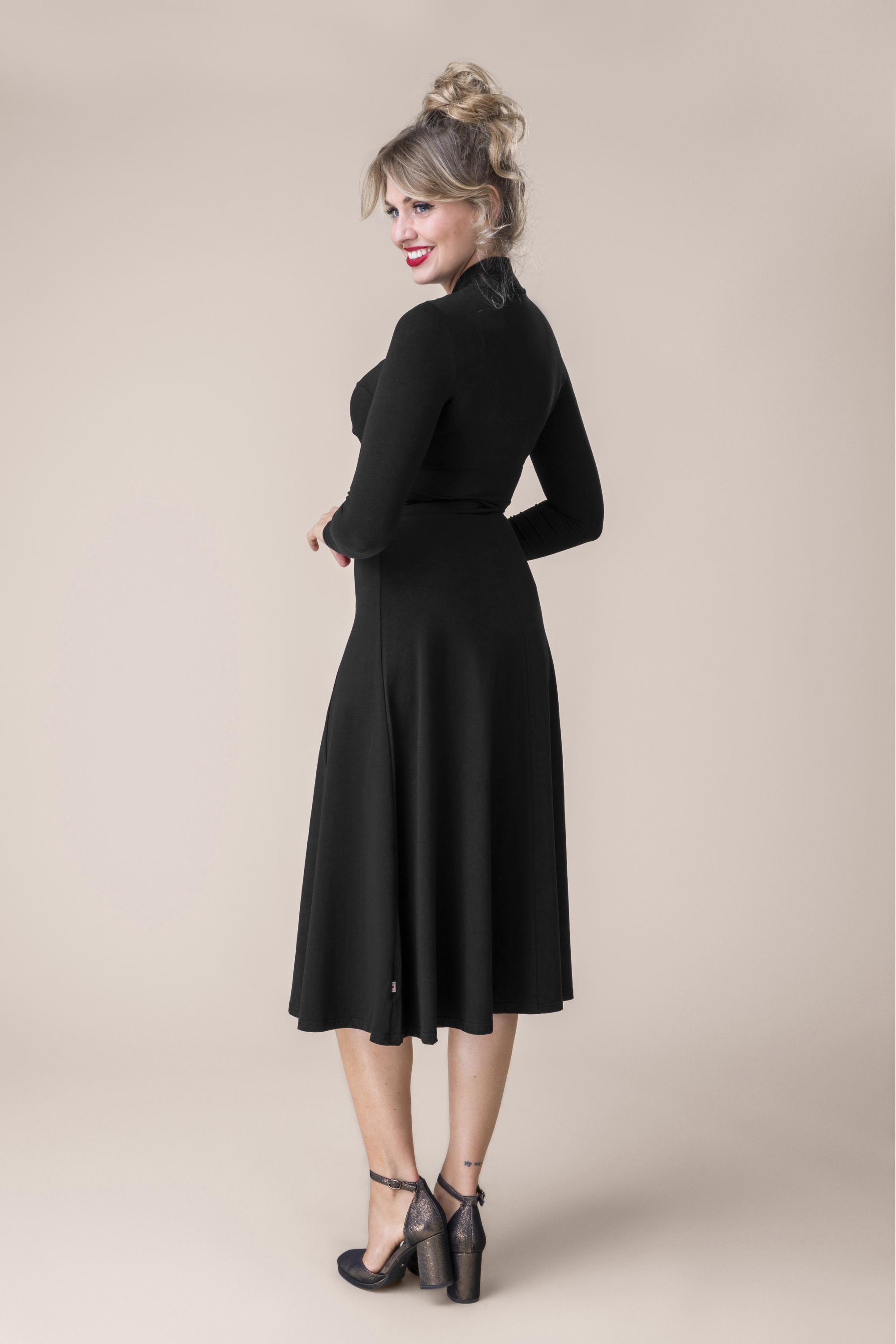 Blutsgeschwister - Robe Hot Knot Shawl en Black and Strong 4