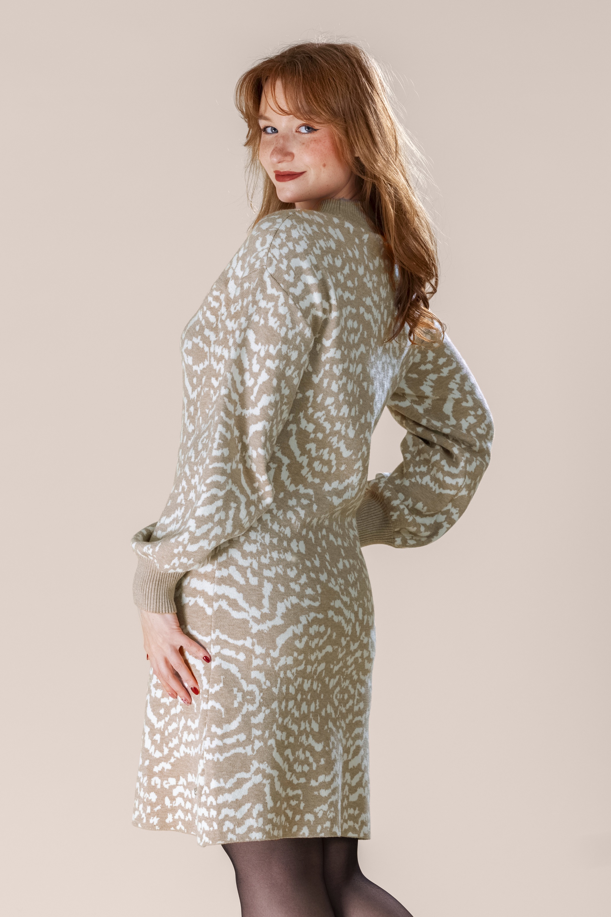Smashed Lemon - Hazel Harmony Leopard gebreide jurk in taupe en gebroken wit 6