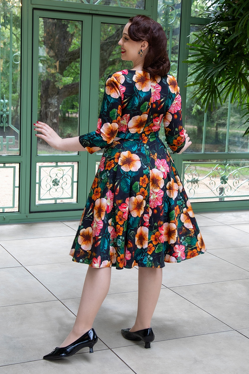 Hearts & Roses - Topvintage exclusive ~ Deena Floral Swing Dress in Black 3