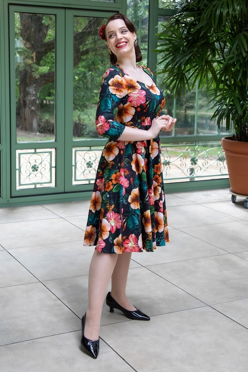 Hearts & Roses - Topvintage exclusive ~ Deena Floral Swing Dress in Black 2
