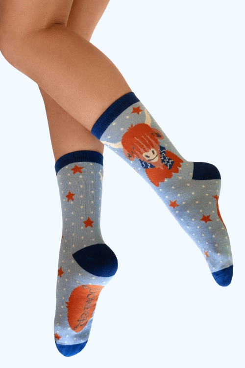 Powder - Cosy Highland Cow Socken in Blau