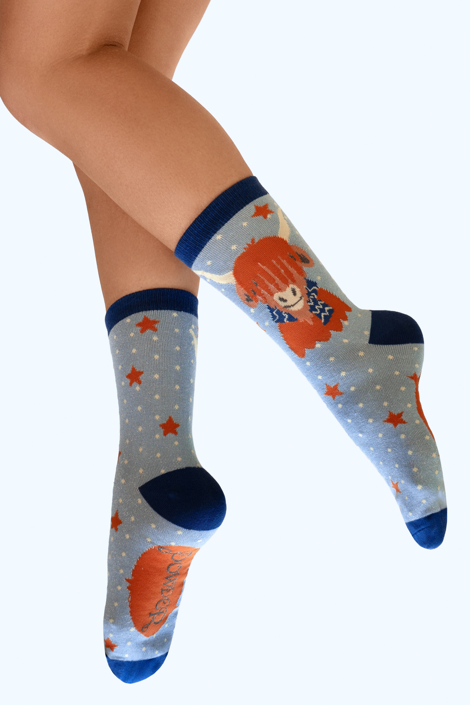 Powder - Cosy Highland Cow Socken in Blau