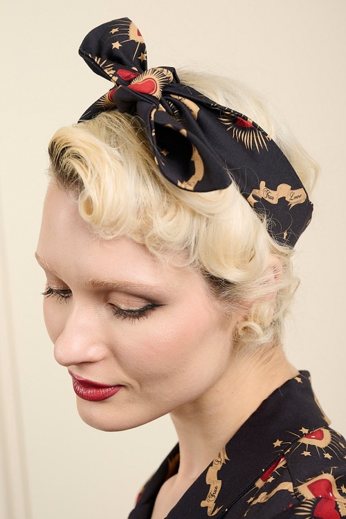 Banned Retro - Sacred Hearts Bandana in Schwarz 2