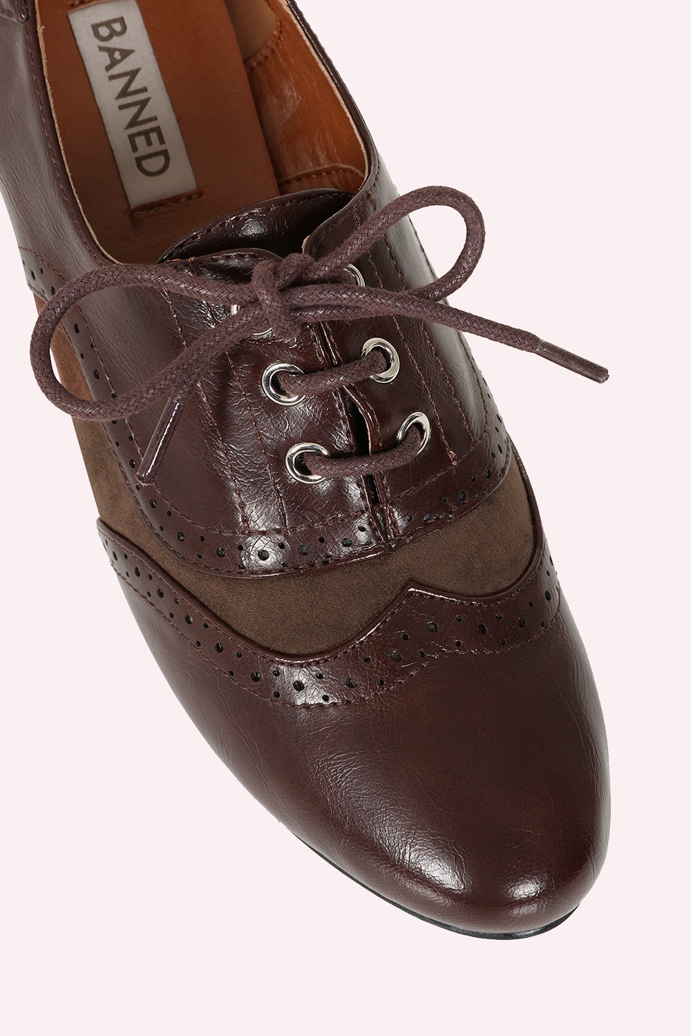 Banned Retro - Escarpins-bottines broguées Savile en marron 3