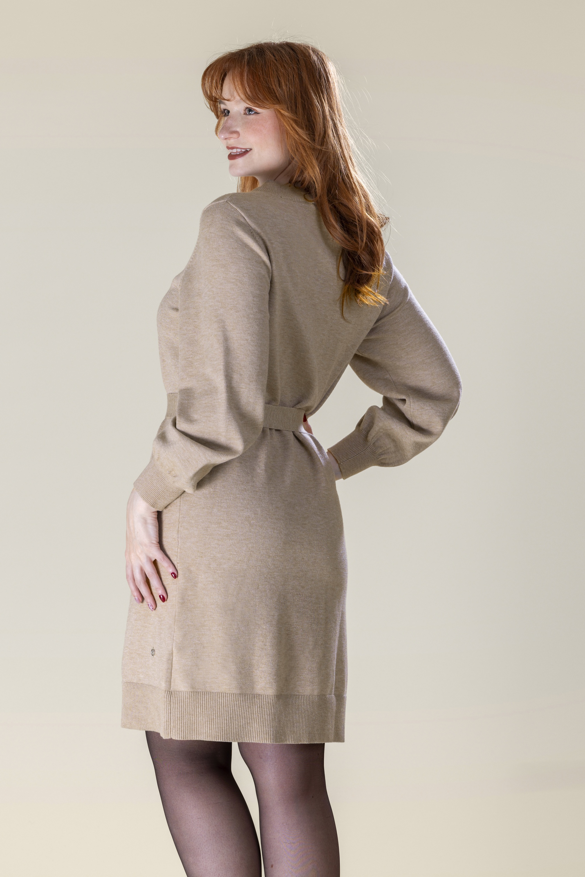 Smashed Lemon - Hazel Harmony Strickkleid in Taupe 2