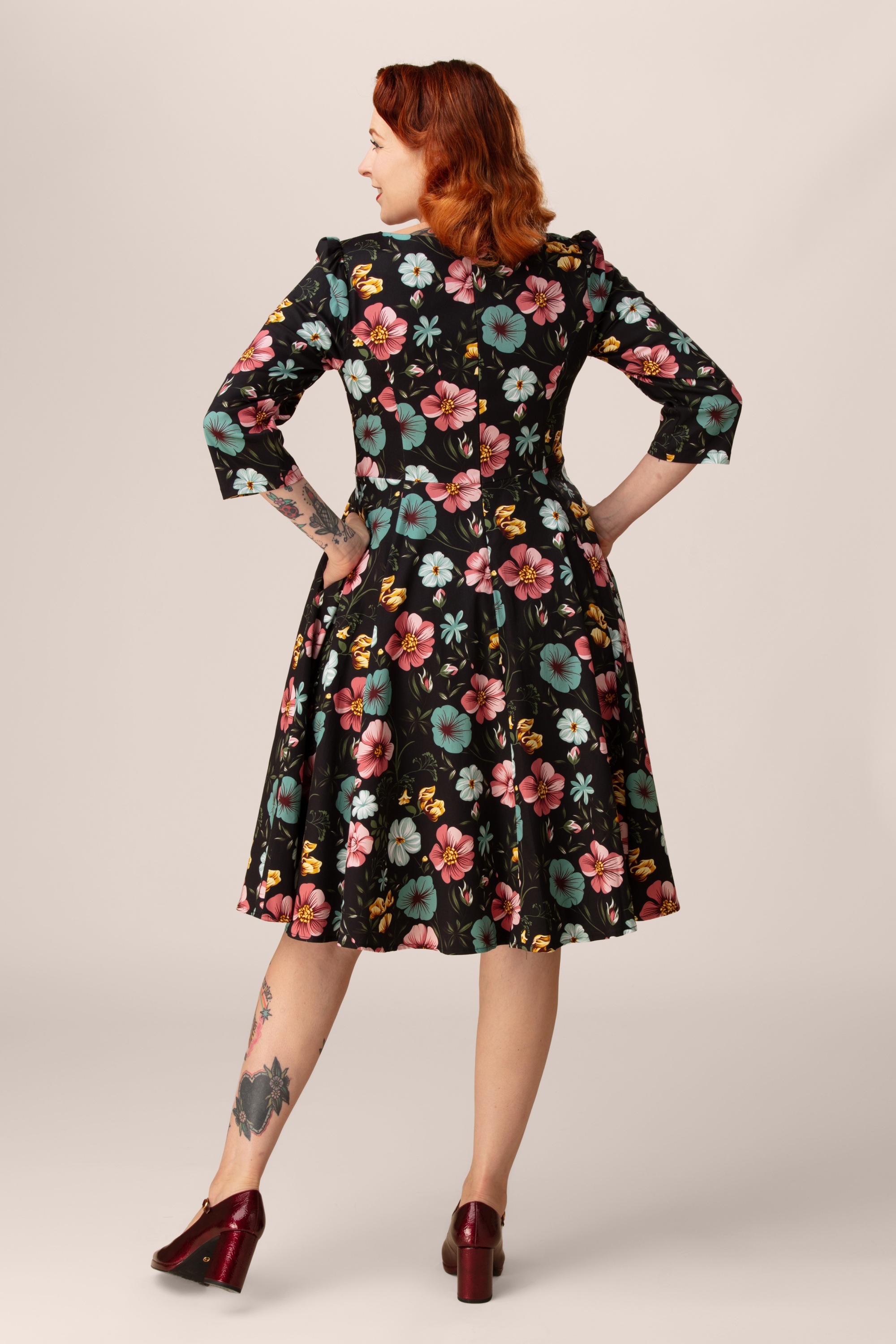 Hearts & Roses - Topvintage exclusive ~ Fiora Floral swing jurk in zwart 3