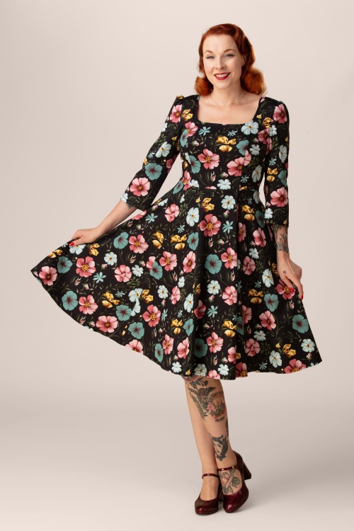 Hearts & Roses - Topvintage exclusive ~ Fiora Floral swing jurk in zwart