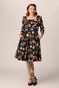 Hearts & Roses - Topvintage exclusive ~ Fiora Floral swing jurk in zwart 2