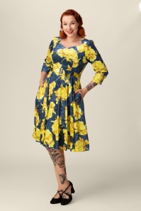 Hearts & Roses - Topvintage exclusive ~ Vreya Velvet Floral swing jurk in blauw en geel