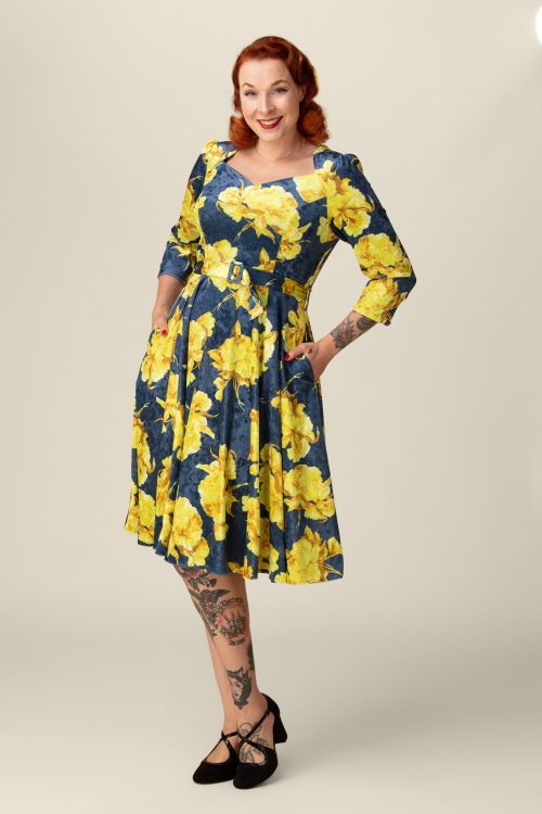 Hearts & Roses - Topvintage exclusive ~ Vreya Velvet Floral swing jurk in blauw en geel