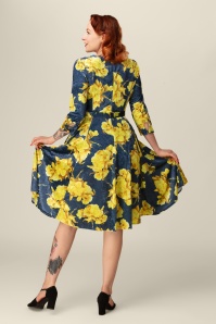 Hearts & Roses - Topvintage exclusive ~ Vreya Velvet Floral swing jurk in blauw en geel 2