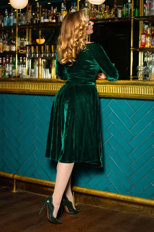 Glamour Bunny - Exklusiv bei Topvintage ~ Norma Jean Samt-Swingkleid in Dunkelgrün 5