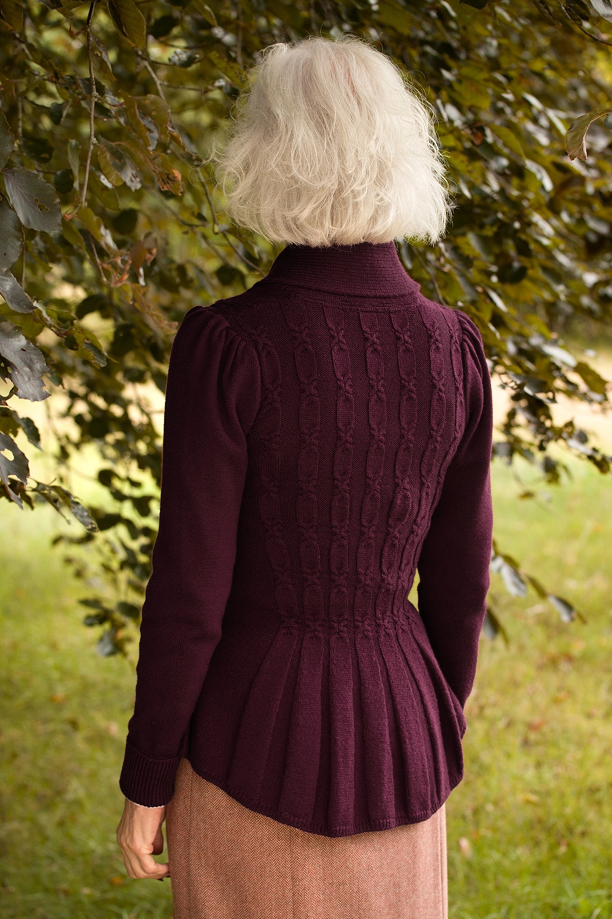 Emmy Design - The Screen Siren Wool cardigan in zwarte kers 5