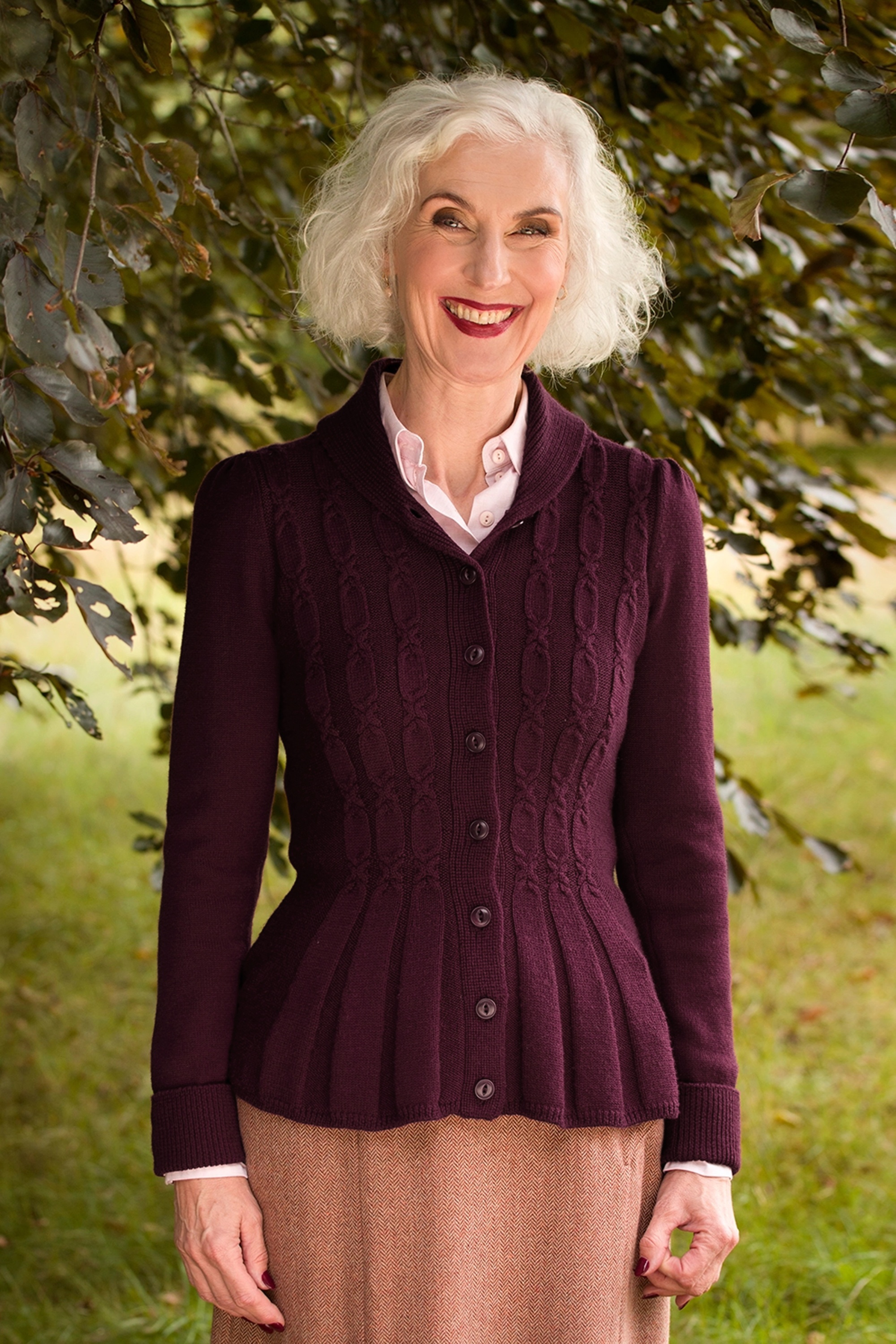 Emmy Design - The Screen Siren Wool cardigan in zwarte kers 2